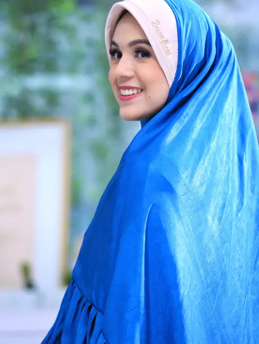 Terkait penampilan barunya, ia juga belum memberi tahu kepada suaminya, Rizky Kinos. Pemeran Jeng Kelin itu takut penampilannya bisa menganggu konsentrasi suaminya. (Adrian Putra/Bintang.com)