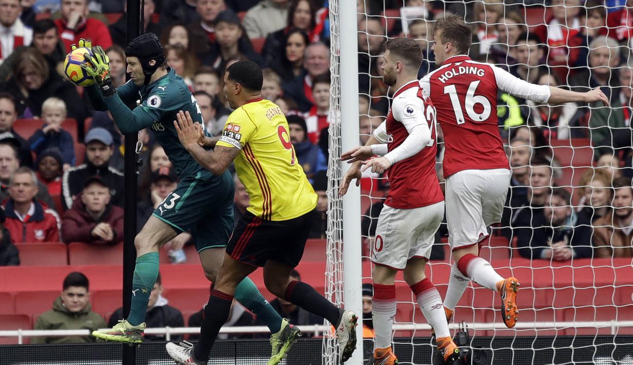 Kiper Arsenal, Petr Cech, menangkap bola saat pertandingan melawan Watford pada laga Preimer League di Stadion Emirates, Minggu (11/3/2018). Arsenal menang 3-0 atas Watford. (AP/Matt Dunham)