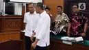 Terdakwa kasus merintangi penyidikan atau obstruction of justice pembunuhan berencana terhadap Brigadir Nopriansyah Yosua Hutabarat (Brigadir J), Hendra Kurniawan (kedua kiri) dan Agus Nurpatria (kiri) saat menjalani sidang lanjutan di Pengadilan Negeri Jakarta Selatan, Kamis (3/11/2022). Sidang tersebut beragenda mendengarkan keterangan delapan orang saksi yang dihadirkan jaksa penuntut umum (JPU), salah satunya teknisi CCTV. (Liputan6.com/Herman Zakharia)