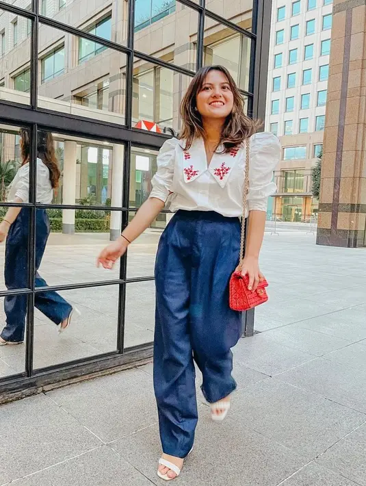 <p>Buat tampilan feminine, kamu juga bisa memadukan baggy pants dengan blouse seperti yang dikenakan Aruan Marsha ini. (Instagram/aruanmarsha).</p>