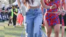 Camila Cabello tampak hadir mengenakan cropped bustier top, celana jeans, serta beberapa aksesori kalung mutiara. [Foto: IG/evashionma].