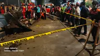 Empat jam proses penyelamatan dilakukan aparat gabungan untuk mengevakuasi seorang balita berusia 4 tahun yang terperosok ke dalam lubang proyek Lapangan Multifungsi Taman RW 04 di Jalan Manggarai Utara II, Tebet, Jakarta Selatan. (Foto: Istimewa)