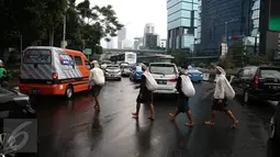 Empat warga Baduy menyeberang di kawasan Bundaran HI, Jakarta, Selasa (6/9). Biasanya warga Baduy menggembara ke Ibu Kota untuk menemui seseorang yang pernah datang ke desa mereka sekaligus menjual hasil kerajinan. (Liputan6.com/Faizal Fanani)