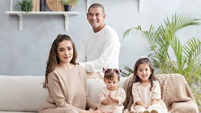 7 Pemotretan Yasmine Wildblood dengan Keluarga Kecilnya Ini Kompak Banget