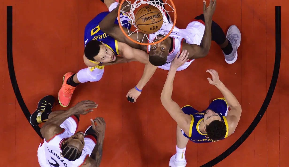 Pebasket Toronto Raptors, Serge Ibaka, berusaha memasukan bola saat melawan Golden State Warriors pada laga Final NBA di Scotiabank Arena, Toronto, Kamis (30/5). Raptors menang 118-109 atas Warriors. (AP/Nathan Denette)