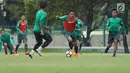 Pemain Timnas Indonesia U-23, Septian David Maulana (tengah) berebut bola saat latihan di Lapangan A Senayan, Jakarta, Sabtu (17/3). Latihan ini persiapan uji tanding melawan Singapura pada 21 Maret mendatang. (Liputan6.com/Helmi Fithriansyah)