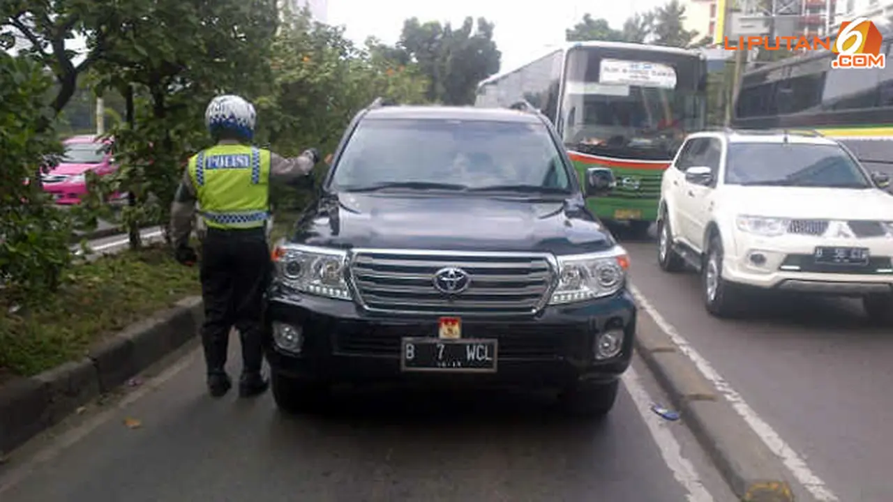 tilang-mobil-131125-c.jpg