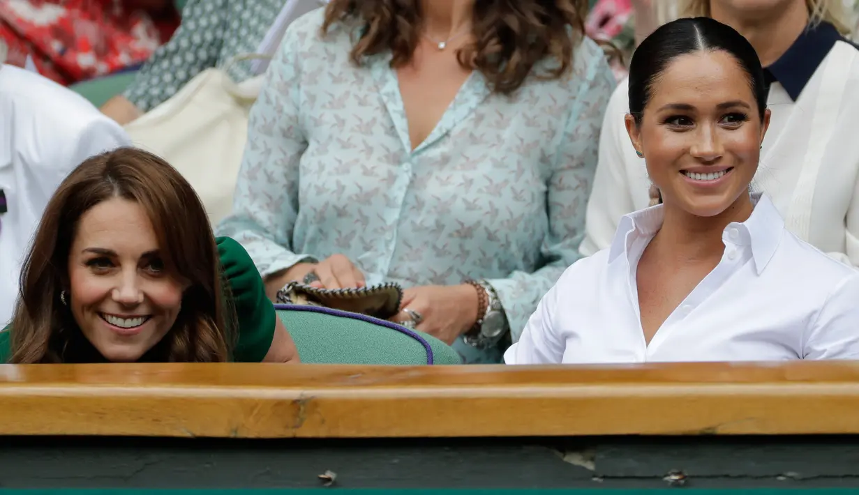 Ekspresi Duchess of Cambridge Kate Middleton (kiri) dan Duchess of Sussex Meghan Markle saat menyaksikan pertandingan final tunggal putri Wimbledon 2019 antara Serena Williams dengan Simona Halep di All England Lawn Tennis and Croquet Club, London, Inggris, Sabtu (13/7/2019). (BEN CURTIS/POOL/AFP)