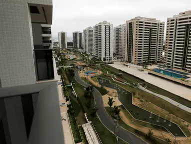 Suasana sekitar lingkungan apartemen di kawasan Olympic Village di Rio de Janeiro, Brasil (23/6). Brasil telah menyiapkan tempat penginapan mewah untuk para atlet selama mengikuti Olimpiade Brasil 2016. (REUTERS/Sergio Moraes)