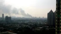 Asap Hitam Mengepul dari Kebakaran di Kedoya Jakarta Barat 