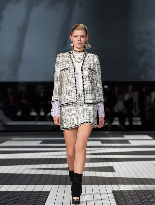 Energi gemilang di jantung koleksi ini diilhami oleh kain, sulaman, dan cetakan. Diekspresikan lewat berbagai motif, dari yang paling geometris hingga figuratif, seperti kotak emas, chevron hitam dan emas, bola disko, milkshake, dan sepatu roda dalam semangat yang disukai oleh Karl Lagerfeld. Ada juga pohon kelapa yang indah dan matahari terbenam di atas Samudra Pasifik. Foto: Document/Chanel.