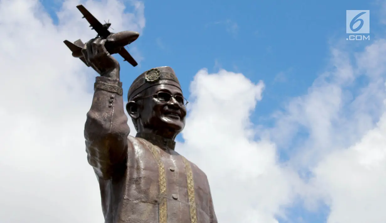 Tampilan patung Presiden RI ke-3 Bacharuddin Jusuf Habibie yang masih dalam tahap pembangunan di Isimu, Kabupaten Gorontalo, Gorontalo, Jumat (4/1). Terlihat patung BJ Habibie itu mengenakan pakaian adat Gorontalo Takowa. (Liputan6.com/Arfandi Ibrahim)