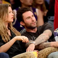 Menjabat profesi baru sebagai orang tua, nampaknya tengah dirasakan pasangan muda Adam Levine dan Behati Prinsloo. Sejak Dusty Rose, buah hati mereka lahir, keduanya sangat bahagia menjadi orang tua. (AFP/Bintang.com)