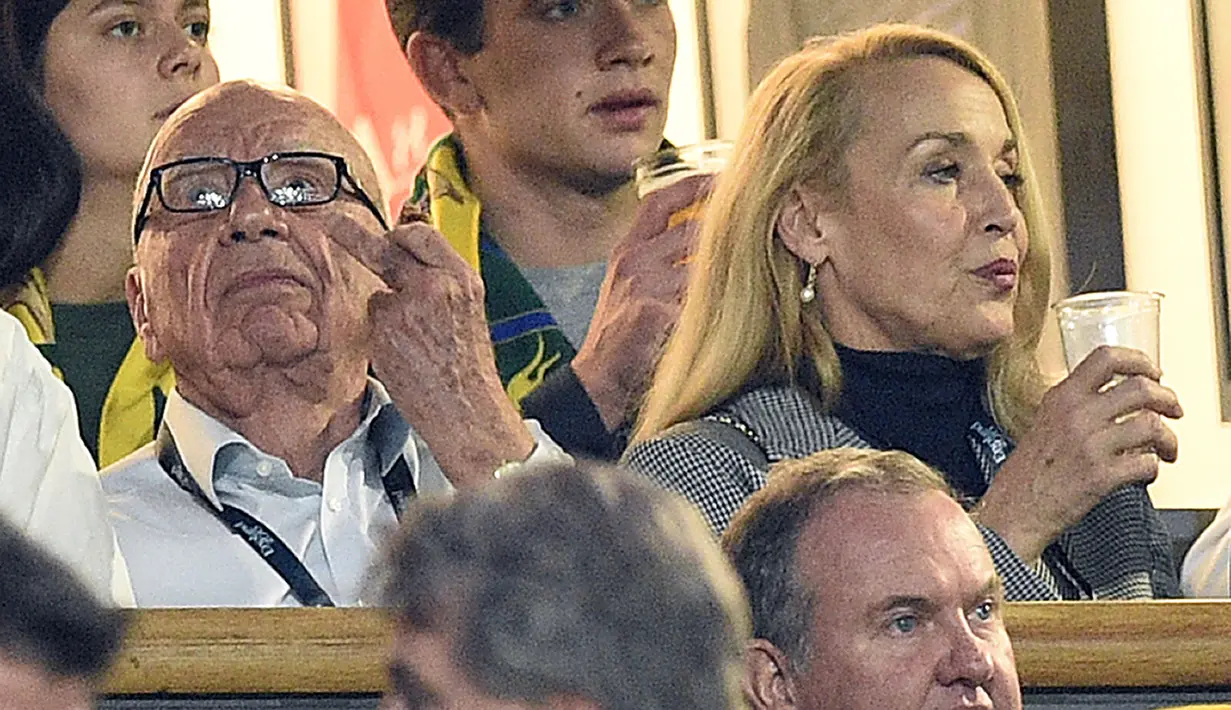 Iklan baris itu berbumyi: Mr Rupert Murdoch, ayah dari Prudence, Elisabeth, Lachlan, James, Grace dan Chloe Murdoch, dan Miss Jerry Hall, ibu dari Elizabeth, James, Georgia dan Gabriel Jagger, dengan senang mengumumkan pertunangan mereka (AFP/Bintang.com)