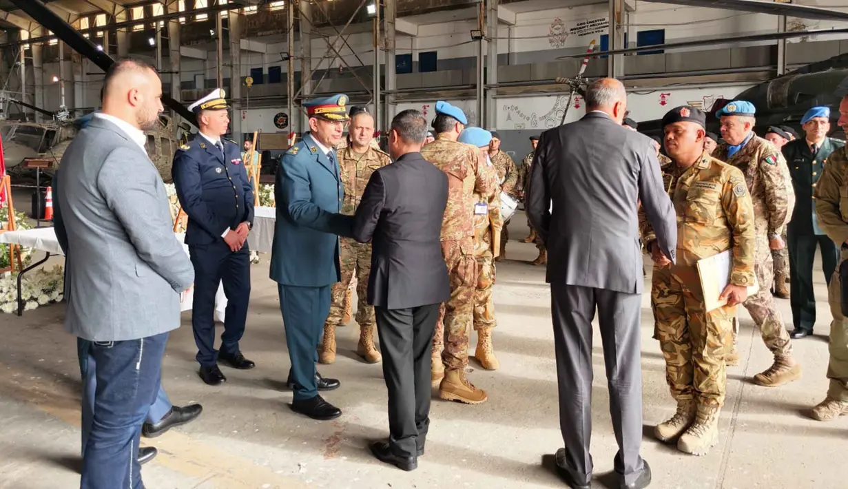 Upacara dihadiri oleh Duta Besar Republik Indonesia untuk Lebanon beserta jajaran Kedutaan Besar Republik Indonesia, Atase Pertahanan Republik Indonesia di Kairo, perwakilan United Nations Headquarters New York, serta unsur militer Lebanon dan kontingen internasional. Tampak dalam foto, suasana upacara penghormatan terakhir bagi tiga prajurit Tentara Nasional Indonesia (TNI) yang gugur dalam misi perdamaian dunia di Hanggar Lebanese Air Force, Beirut, Lebanon, Kamis 2 April 2026 pukul 16.00 waktu setempat. (Foto: Puspen TNI)