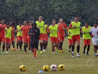 Persija Jakarta kembali menjalani sesi latihan di Markas Yon Zikon 13, Jakarta (2/1/2015). (Liputan6.com/Miftahul Hayat)