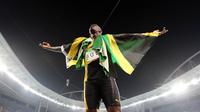 Pelari Jamaika, Usain Bolt, merayakan keberhasilannya meraih emas nomor 4x100m pada Olimpiade 2016 di Rio de Janeiro, Brasil, Sabtu (20/8/2016). (AP/Lee Jin-Man)