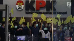 Massa yang tergabung dalam Aliansi Masyarakat Sipil Anti Korupsi mengibarkan bendera kuning sebagai simbol kematian KPK di depan lobi Gedung KPK, Jakarta, Selasa (17/9/2019). Mereka menilai revisi UU KPK adalah upaya pelemahan institusi anti rasuah di Indonesia. (Liputan6.com/Helmi Fithriansyah)