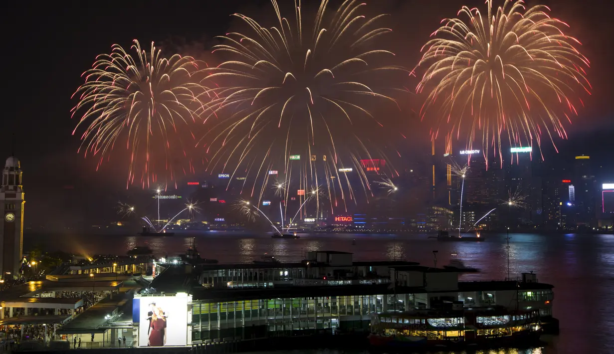 Kembang api menghiasi Dermaga Victoria, Hong Kong, dalam rangka peringatan ulang tahun ke-66 Republik Rakyat China, Kamis (1/10/2015). (REUTERS/Tyrone Siu)