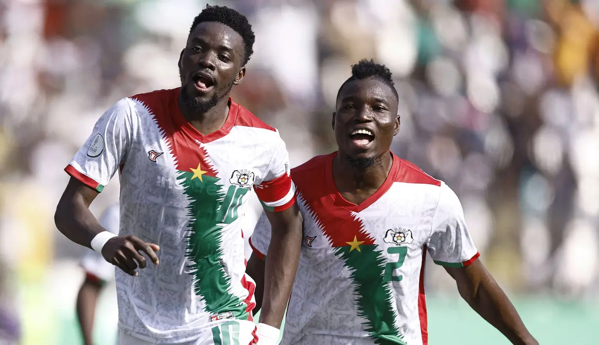 Kapten Timnas Burkina Faso, Bertrand Traore yang kini tengah menjalani musim ke-4 bersama Aston Villa di Premier League telah mencetak 2 gol dalam 3 laga di fase Grup D Piala Afrika 2023. Satu gol dicetaknya saat Burkina Faso menang 1-0 atas Mauritania pada laga pertama (16/1/2024) dan satu gol lagi dicetak saat Burkina Faso bermain imbang 2-2 dengan Aljazair pada laga kedua (20/1/2024). (AFP/Kenzo Tribouillard)