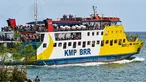Penumpang menaiki kapal feri yang penuh sesak menuju ke Pulau Sabang saat libur sekolah dan Idul Adha di Banda Aceh, Aceh, Minggu (2/7/2023). Pulau Sabang menjadi tujuan populer bagi wisatawan selama libur sekolah dan Idul Adha. (CHAIDEER MAHYUDDIN/AFP)
