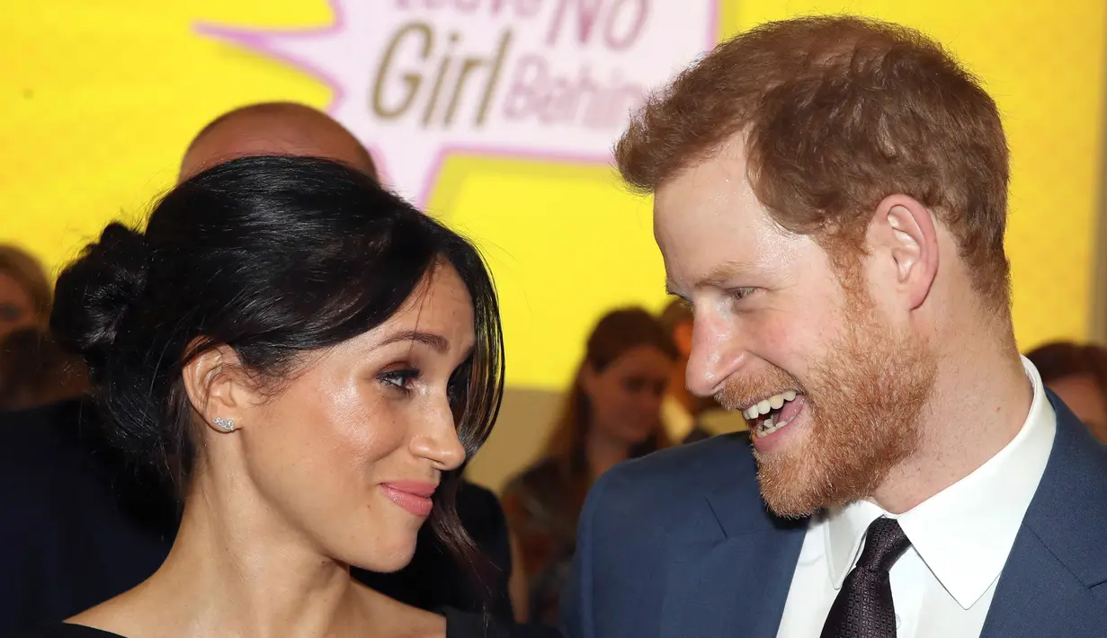 Pangeran Harry didampingi tunangannya Meghan Markle menghadiri Commonwealth Heads of Government Meeting di London (19/4). Meghan Markle terlihat mengenakan busana serba hitam saat mengahadiri acara tersebut. (Chris Jackson/Pool Photo via AP)