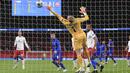 Penjaga gawang Denmark Kasper Schmeichel melakukan penyelamatan saat menghadapi Inggris pada pertandingan UEFA Nations League di Stadion Wembley, London, Inggris, Rabu (14/10/2020). Denmark menang 1-0. (Nick Potts/Pool via AP)