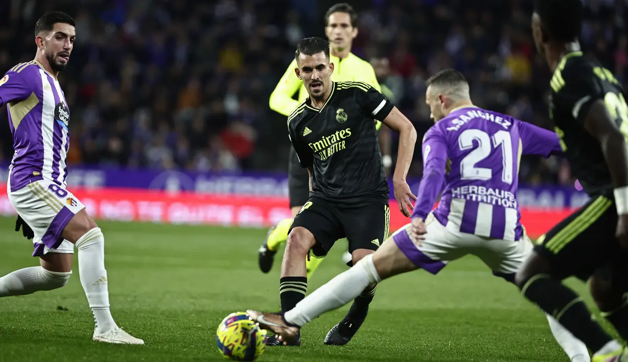 Gelandang Real Madrid Dani Ceballos ditantang oleh gelandang Ivan Sanchez dalam duel pekan ke-15 La Liga 2022/23 di Stadion Nuevo Jose Zorrilla, Valladolid, Sabtu (31/12/2022) dini hari WIB. Meski tanpa gelandang andalannya Luka Modric, Real Madrid tampil menekan sejak pertandingan dimulai. (AP Photo/Pablo Garcia)