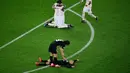 Dua ekspresi berbeda pada leg kedua, babak 16 besar Liga Champions yang berlangsung di Stadion Parc des Princes, Paris, Kamis (7/3). Man United menang 3-1 atas PSG. (AFP/Martin Bereau)
