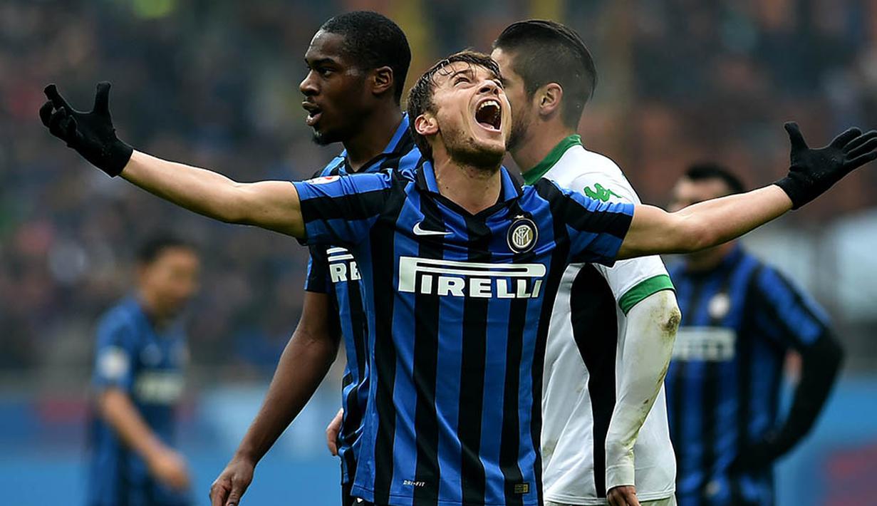 Striker Inter Milan, Adam Ljajic, berteriak kecewa usai timnya kalah dari Sassuolo 0-1 pada laga Serie A. Nerazzurri kini berada pada peringkat tiga klasemen Liga Italia. (AFP/Alberto Pizzoli)