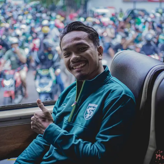 6 Potret Tim Persebaya saat Diberangkatkan ke Bali, Diiringi Ratusan Bonek