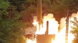 Rudal diluncurkan dari kereta api saat uji coba di lokasi yang dirahasiakan Korea Utara pada 15 September 2021. Uji coba dilakukan sehari setelah Korea Utara dan Korea Selatan menguji coba rudal dengan selang waktu beberapa jam. (Korean Central News Agency/Korea News Service via AP)