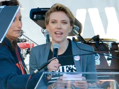 Scarlett Johansson nampak mengenakan kaos hitam bertuliskan "Time's Up" yang dipadukan dengan blazer abu-abu. Scarlett bergaya cukup santai dengan jeans dan potongan rambutnya yang kini pendek (instagram/justjared)