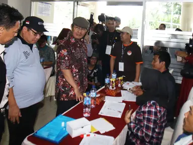  Ketua DKPP RI, Jimly Asshiddiqie bersama staffnya saat memantau Pilkada DKI 2017 di TPS 15 di Rumah Sakit Cipto Mangunkusumo (RSCM) Jakarta Pusat, Rabu (15/2). (Liputan6.com/Helmi Afandi)