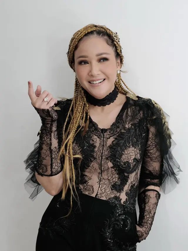 Tampil Beda, Ini 6 Potret Tampil Beda, Ini 6 Potret Maia Estianty dengan Gaya Rambut Cornrow dengan Gaya Rambut Cornrow