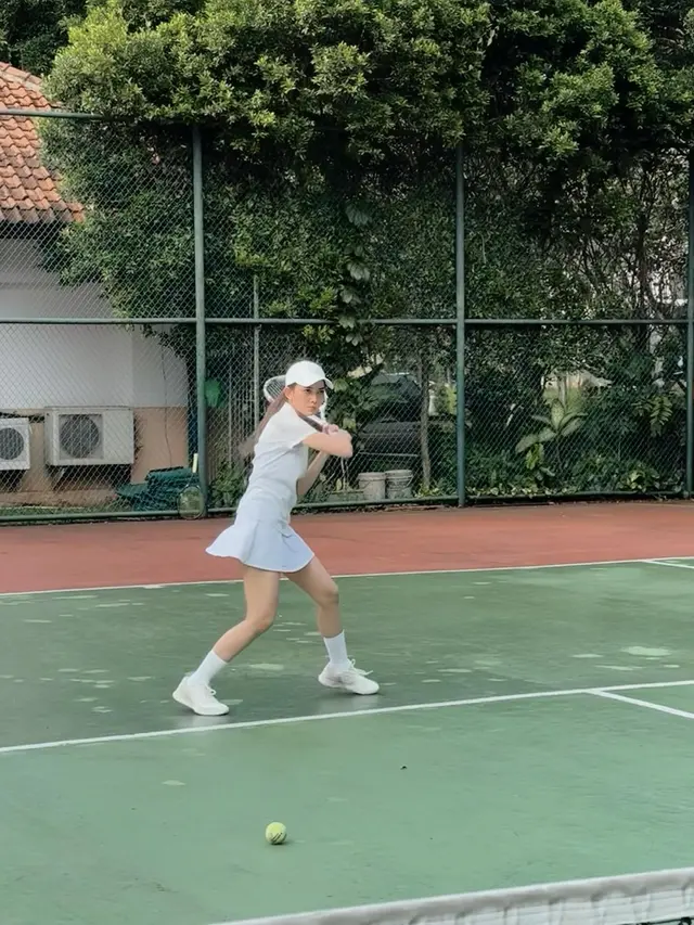 Lagi Hobi Main Tenis, Ini 7 Potret Menawan Ririn Dwi Ariyanti di Lapangan