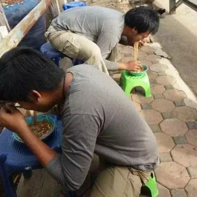 6 Potret Orang Menyusahkan Diri saat Makan Mi Ini Bikin Geleng Kepala