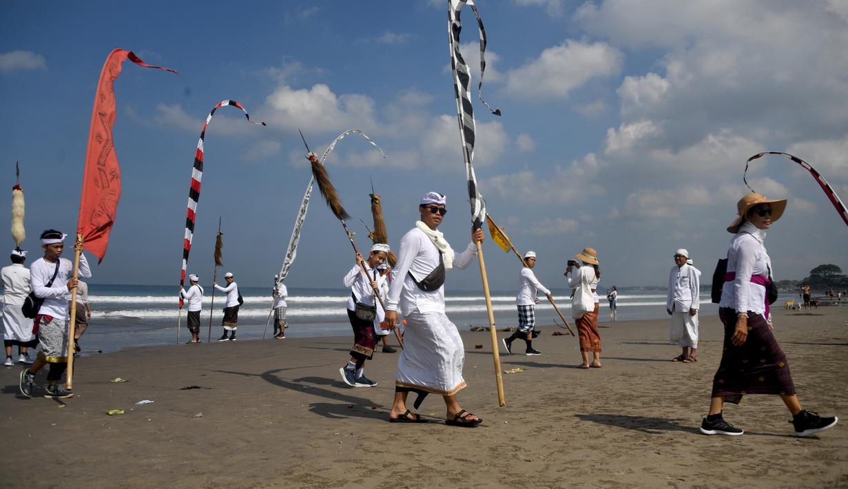 Upacara Melasti digelar untuk menghanyutkan kotoran alam menggunakan air kehidupan. (AFP/SONNY TUMBELAKA)