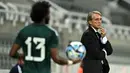 Pelatih Timnas Arab Saudi, Roberto Mancini (kanan), memperhatikan permainan anak asuhnya saat laga uji coba melawan Timnas Kosta Rika yang berlangsung di St James Park, Inggris, Sabtu (9/9/2023) dini hari. (AFP/Oli Scarff)