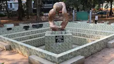 Kondisi kolam di area Taman Puring yang berada di kawasan Jakarta Selatan, Minggu (15/9/2019). Nampak kondisi taman memprihatinkan, sejumlah bagian taman terlihat rusak dan kotor. (Liputan6.com/Helmi Fithriansyah)