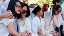 Anak, cucu, cicit dan keluarga besar mengantarkan ke peristirahatan terakhirnya Hj. Titi Sri Sulaksmi Subono.(Dezmond Manullang/Bintang.com)