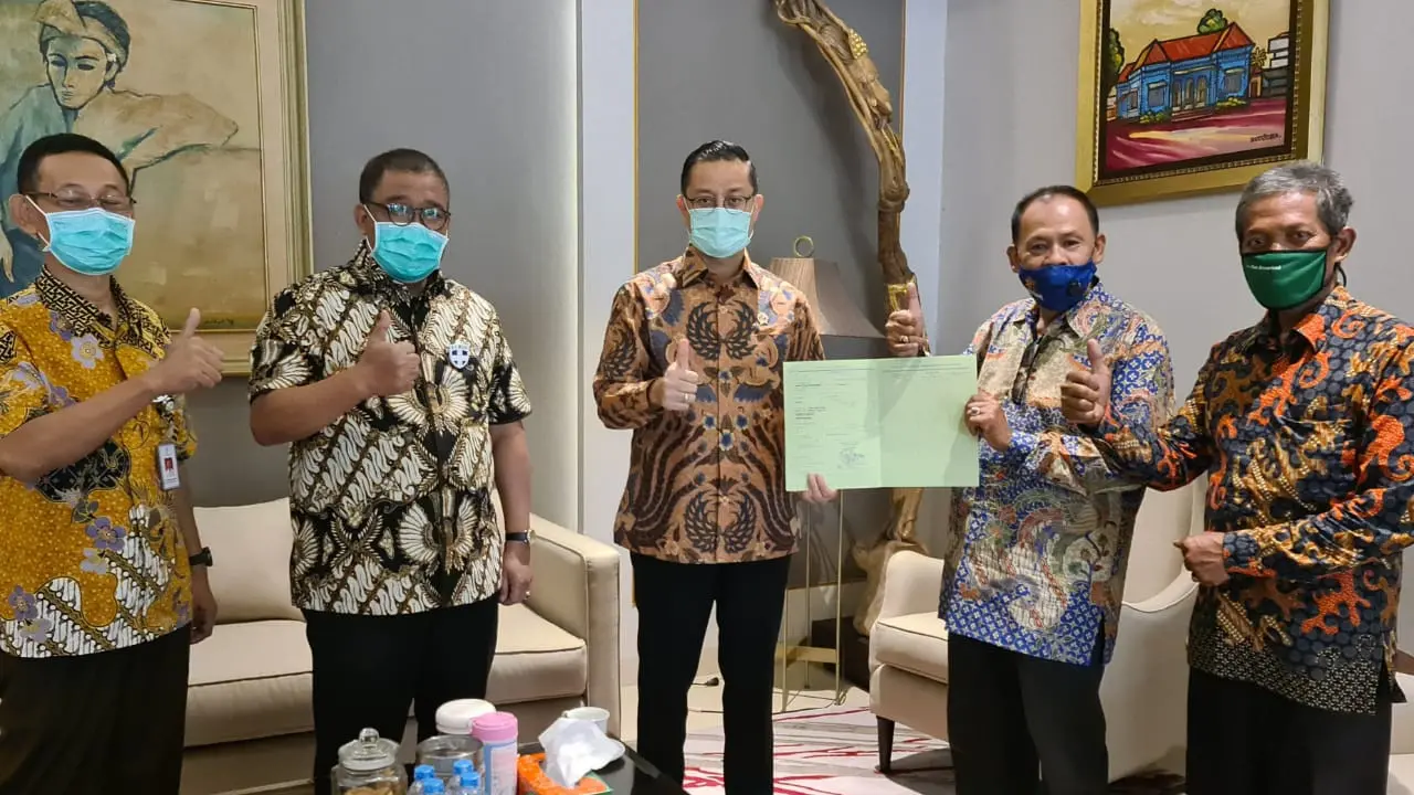 Mensos Juliari Terima Sertifikat Tanah Seluas 7.011 m2 Milik Kemensos di Yogyakarta