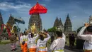 <p>Upacara ini merupakan rangkaian perayaan Hari Raya Nyepi tahun baru Saka 1945. Ritual bertujuan untuk menjaga keharmonisan antara Buana Agung (alam semesta) dengan Buana Alit (umatmanusia). (AFP/Devi Rahman)</p>