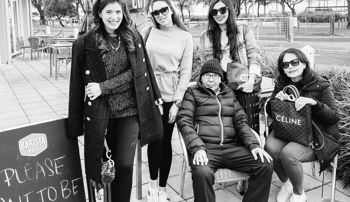 Kebersamaan Carissa dengan keluarga besarnya. (Foto: Instagram/ carissa_puteri)