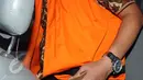 Bupati Muba, Pahri Azhari memasuki mobil tahanan usai diperiksa KPK, Jakarta, Rabu (6/1/2016). KPK memperpanjang penahanan terhadap Bupati Muba, Pahri Azhari dan istri Lucianty selama 40 hari ke depan. (Liputan6.com/Helmi Afandi)