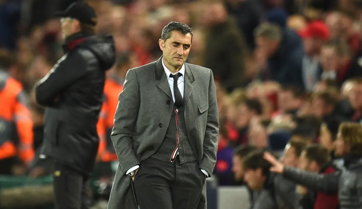 Reaksi pelatih Barcelona Ernesto Valverde saat menyaksikan pertandingan semifinal leg kedua Liga Champions UEFA antara Liverpool dan Barcelona di Anfield, Liverpool, Inggris, 7 Mei 2019. Barcelona memecat Valverde dan menggantinya dengan Quique Setien. (Oli SCARFF/AFP)