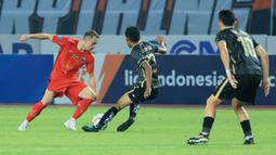 Pemain Persija Jakarta, Maciej Gajos (kiri) berusaha melewati pemain Bhayangkara Presisi, Wahyu Subo Seto pada laga pekan ketiga BRI Liga 1 2023/2024 di Stadion Patriot Candrabhaga, Bekasi, Minggu (16/7/2023). Persija menang dengan skor 4-1. (Bola.com/M Iqbal Ichsan)