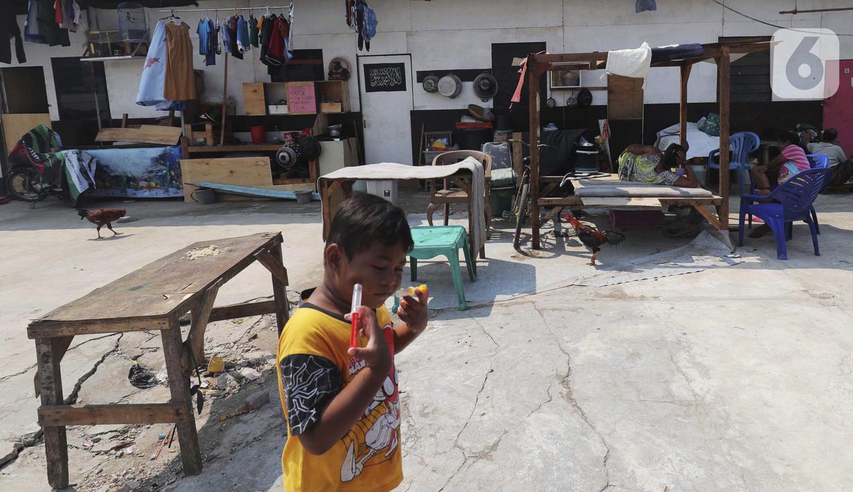Warga beraktivitas di kawasan Kampung Aquarium saat PSBB, Penjaringan, Jakarta Utara, Kamis (17/9/2020). Konsep hunian di Kampung Aquarium rencananya sesuai dengan Peraturan Gubernur DKI Nomor 27 Tahun 2009 tentang Pembangunan Rumah Susun Sederhana. (Liputan6.com/Johan Tallo)