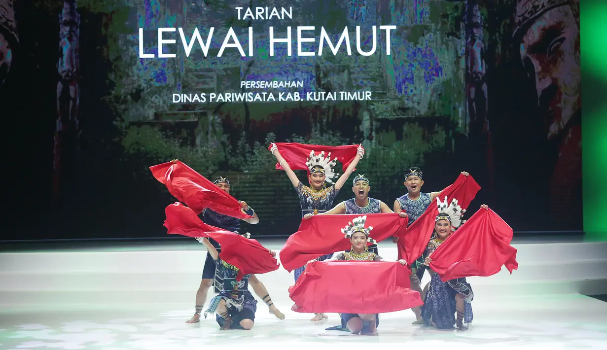 Tarian pembuka Lewai Hemut yang dibawakan oleh penari dari Dinas Pariwisata Kabupaten Kutai Timur. Menjadi suguhan apik dari gelaran show yang juga dihadiri oleh Ibu Wakil Bupati Kutai Timur Hj. Tirah Bahar, SE., MM. [Foto: Bambang E Ros/Fimela.com]