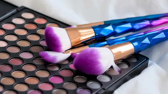 Menghindari Kerusakan Kulit, Ini Cara Membersihkan Kuas Makeup